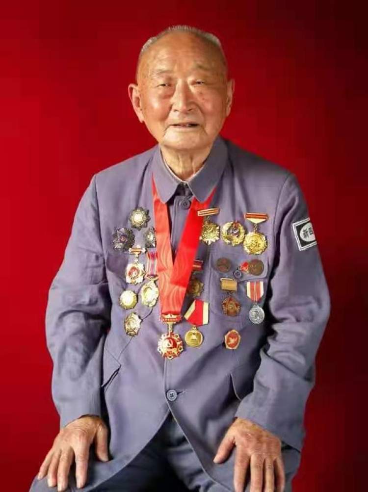 《長津湖》首映日票房將破2億，98歲志愿軍老戰(zhàn)士聊觀感：不打這一仗新中國會很危險(xiǎn)